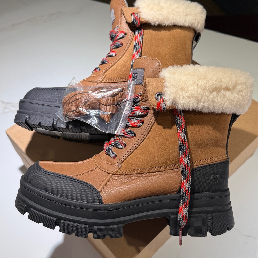 NEW 6.5 UGG Ashton Addie, Leather & Sheepskin, Authentic, Camel:Black, size 6.5 - Picture 4 of 12